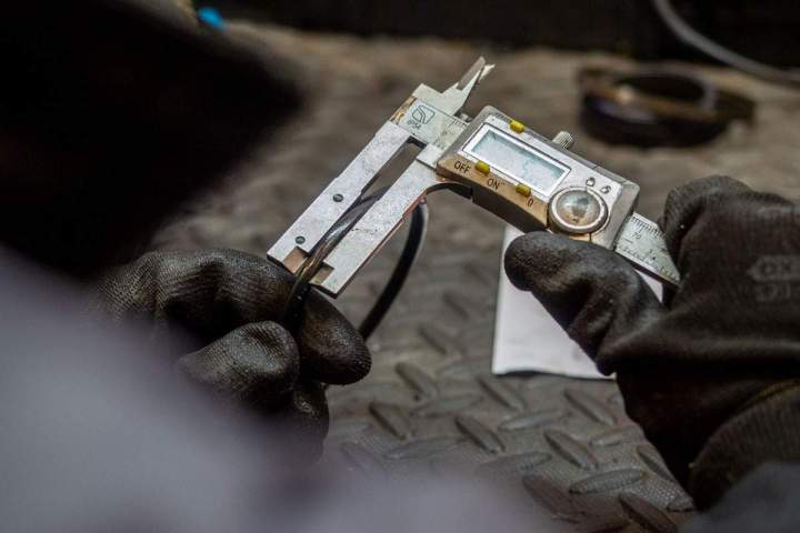 Démontage précis pour une réparation efficace de vérins hydrauliques